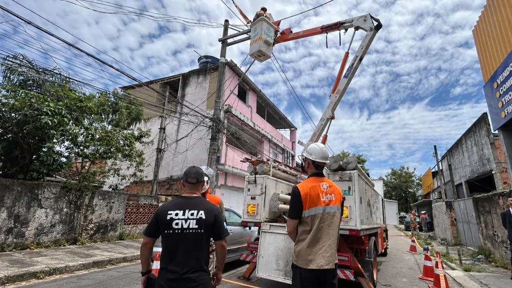 Operação da Light encontra 223 irregularidades e leva sete pessoas à delegacia em Duque de Caxias