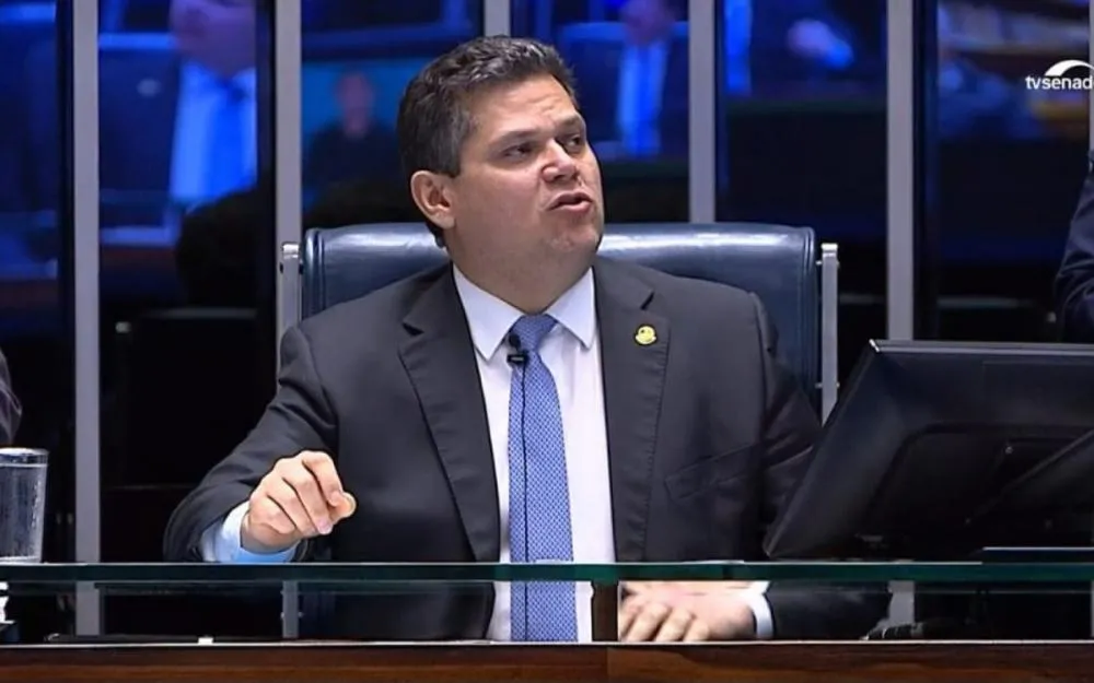 O presidente do Senado, Davi Alcolumbre, comandou a votação da PEC TV Senado/Reprodução
