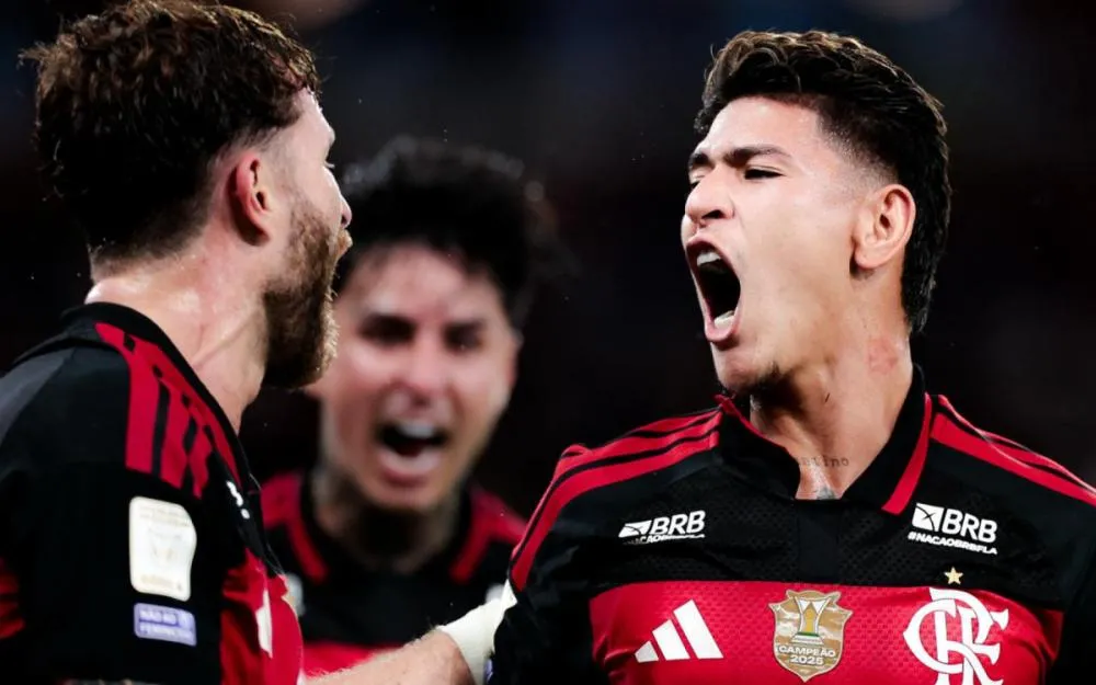 Flamengo vence Atlético-MG com pênalti nos acréscimos e mantém liderança do Brasileirão