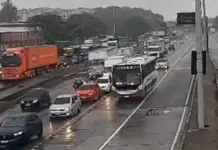 Vinte linhas de ônibus têm itinerários alterados na Avenida Brasil após incêndios em caminhões